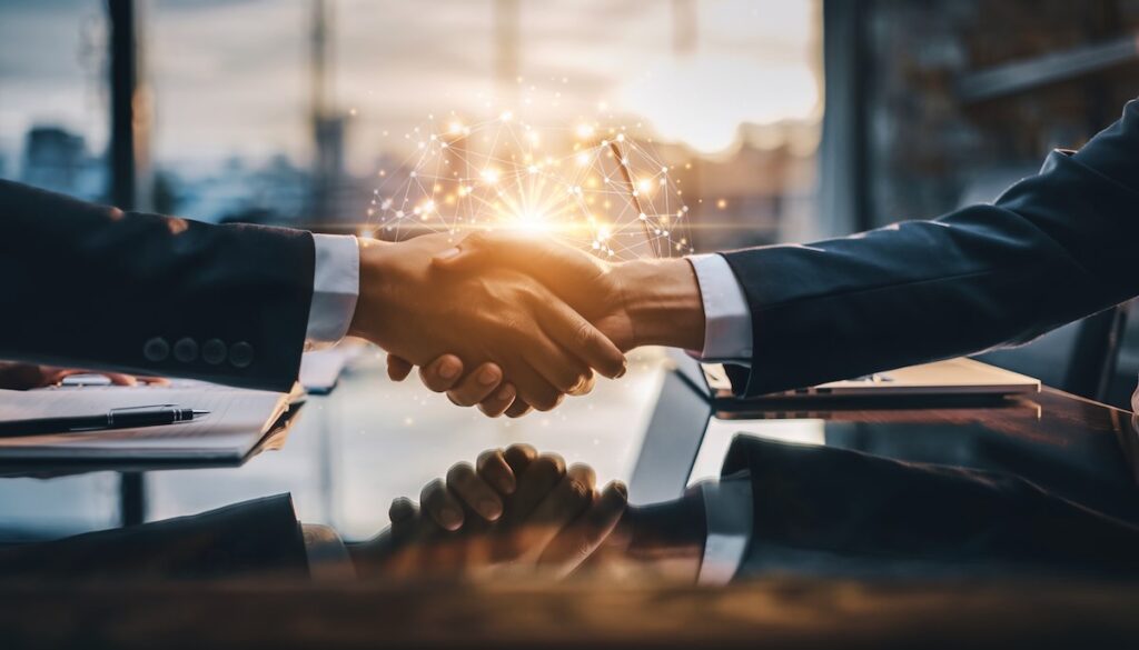 【2026年版】交渉術:NOをYESに変えるビジネスと人生を有利に進める本5選 ビジネスにおける成功する交渉と信頼関係を象徴する握手のイメージ画像