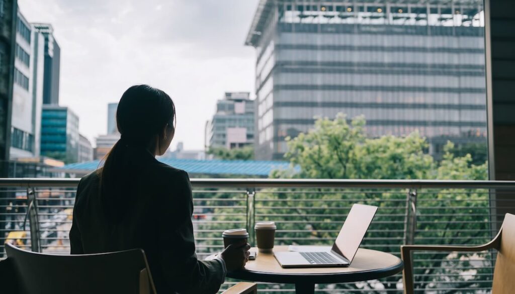 仕事を定時で切り上げ自分の時間を大切にする静かな退職とワークライフバランスのイメージ画像