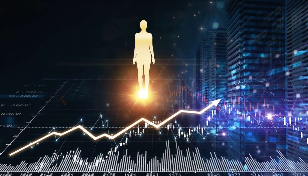 上昇する株価チャートの上に立つ、光り輝く人間のシルエット。肉体がデジタルデータや黄金へと変化しており、人が「コスト」から「資産」へと変貌する様子を表現。