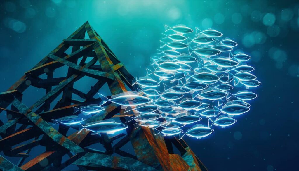 分散型組織のイメージイラスト。リーダーがいなくても完璧な調和で泳ぐ魚の群れ（ティール組織）。背景では、錆びついた硬直的なピラミッド構造が崩れ落ちている。ヒエラルキーから自律的ネットワークへの移行を表現。